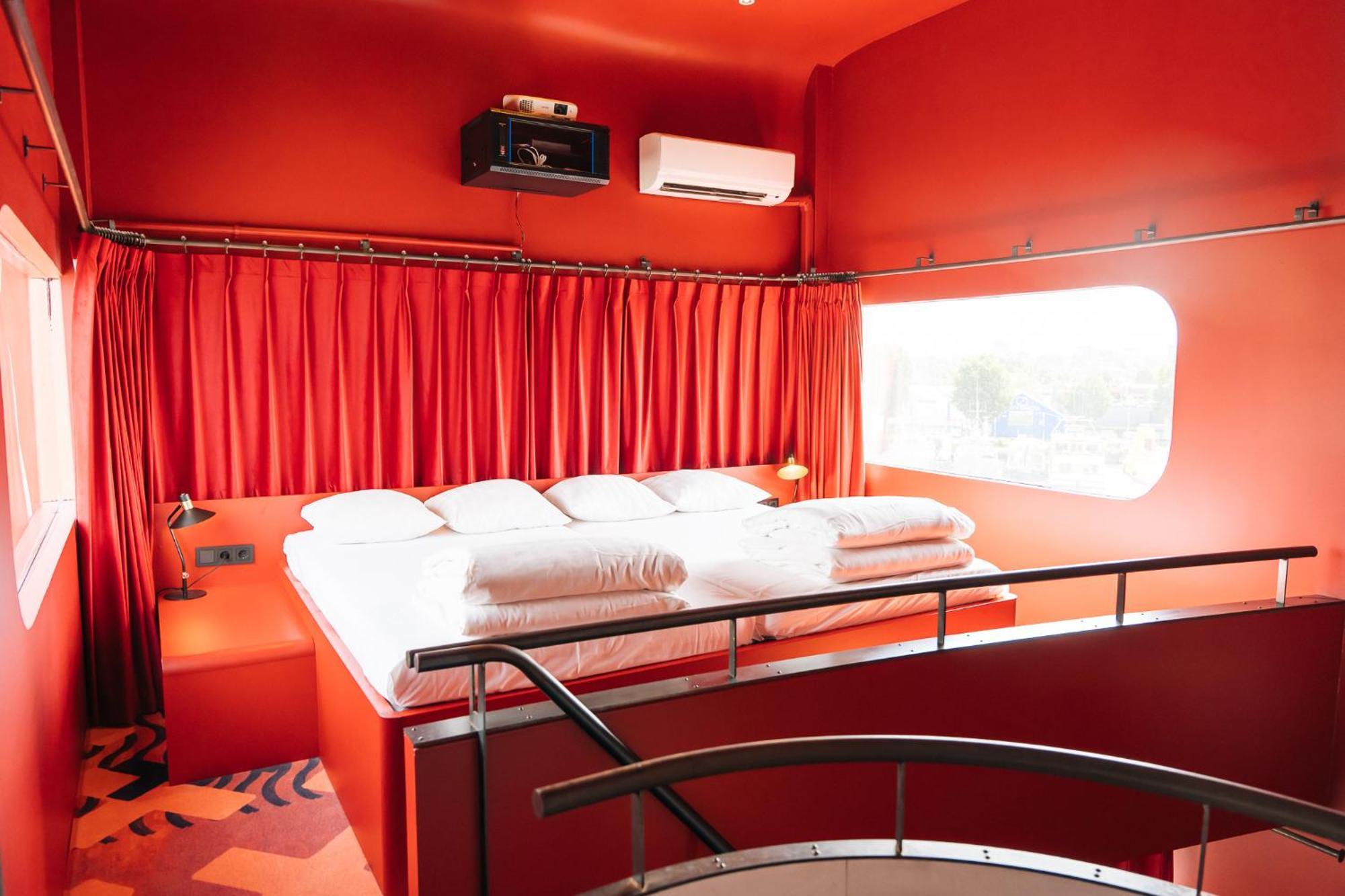 Hotel Botel 3*